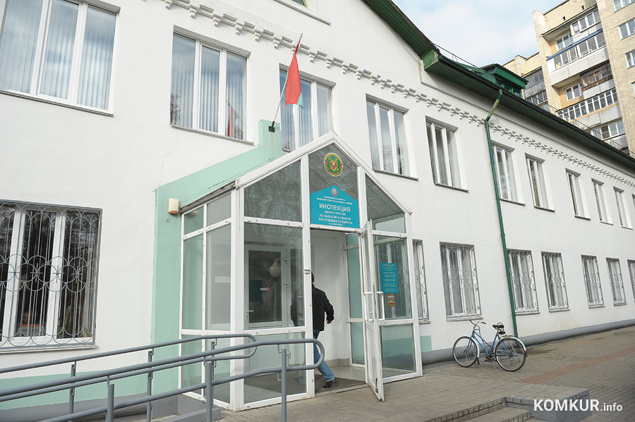 В соответствии с пунктами 151 и 23 Положения об использовании кассового и иного оборудования при приеме средств платежа, утвержденного постановлением Совета Министров Республики Беларусь и Национального банка Республики Беларусь от 6 июля 2011 г. № 924/16 (далее – Положение № 924/16), при согласии покупателя (потребителя), юридическое лицо или индивидуальный предприниматель, использующие кассовый аппарат или программную кассу, формируют и выдают покупателю (потребителю) платежный документ только в электронном виде.