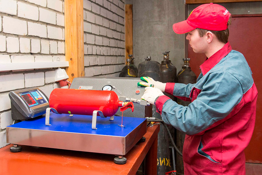 Работы должны проводиться в соответствии с инструкцией по техническому обслуживанию и перезарядке.