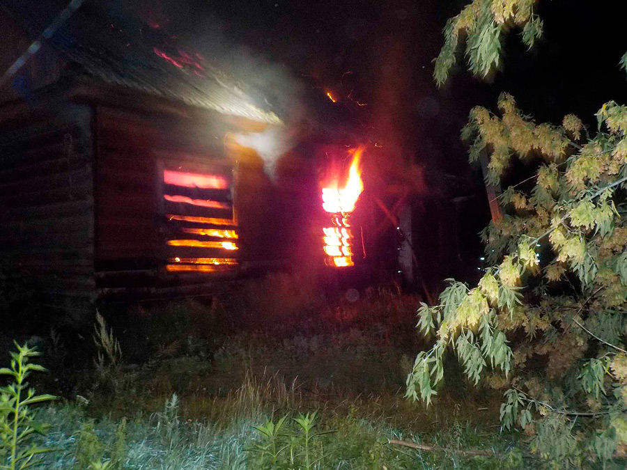 Бобруйск, 3 сентября, пожар в бараке на улице Сакко. Фото МЧС.