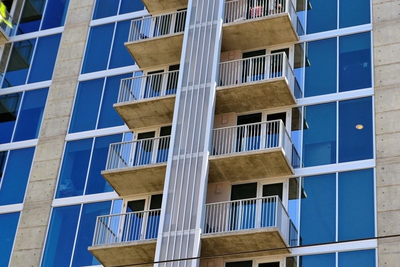 Как оформить балкон в съемной квартире: просить одобрения хозяев не придется