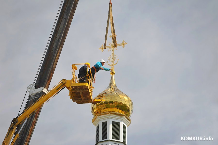 Установка креста на Спасо-Преображенском храме в Бобруйске. 2 мая 2018 г.