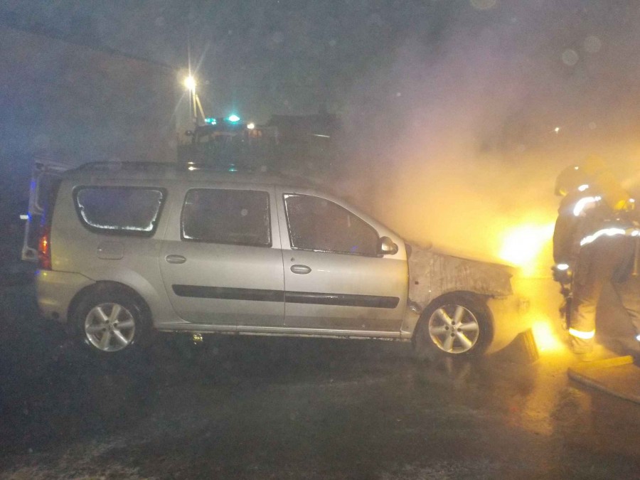 В частном секторе Бобруйска загорелся «свежий» автомобиль