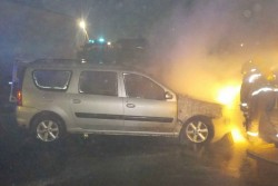 В частном секторе Бобруйска загорелся «свежий» автомобиль