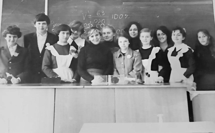 26 школа, кабинет химии. Татьяна Гладкевич (Лысак) - шестая слева