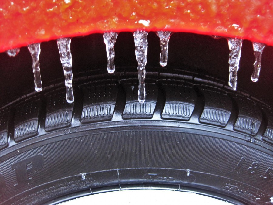 Согласно ПДД Беларуси, зимние шины должны иметь высоту протектора не менее 4 мм.