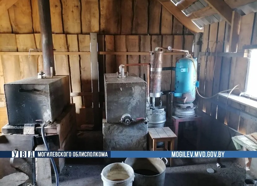 Более 2200 литров: в Бобруйске милиционеры изъяли полуфабрикаты для изготовления самогона