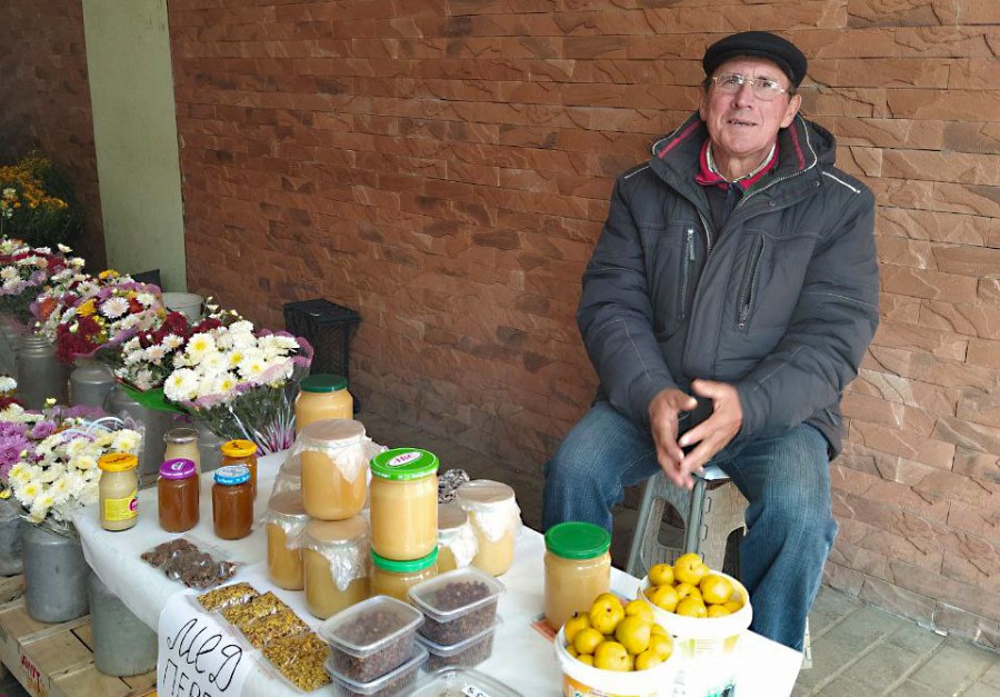 Рынок по улице Островского. Пчеловод Валерий. Могилев. Октябрь 2023 года