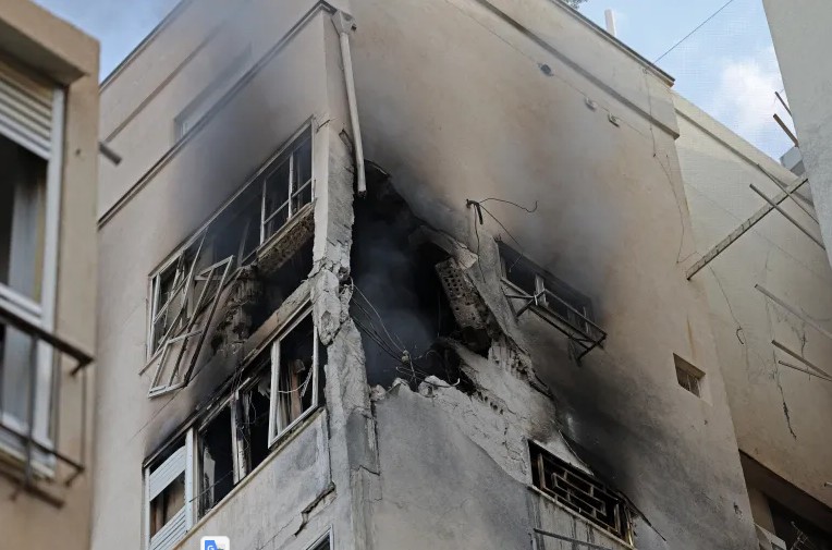 7 октября 2023 года. Жилой дом в Тель-Авиве поврежден в результате ракетного обстрела Израиля из сектора Газа. Фото aljazeera.com.