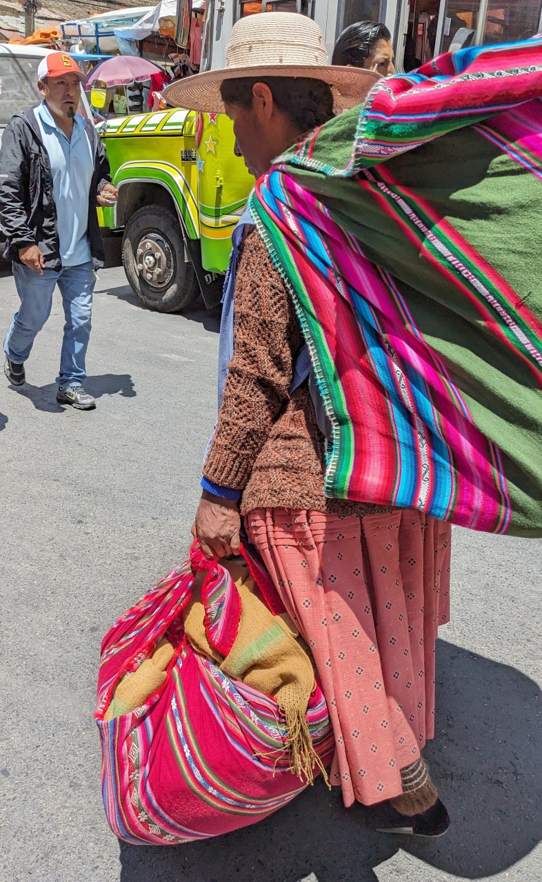 Лапаски постарше ходят в национальной одежде. Боливия, октябрь 2023 г.