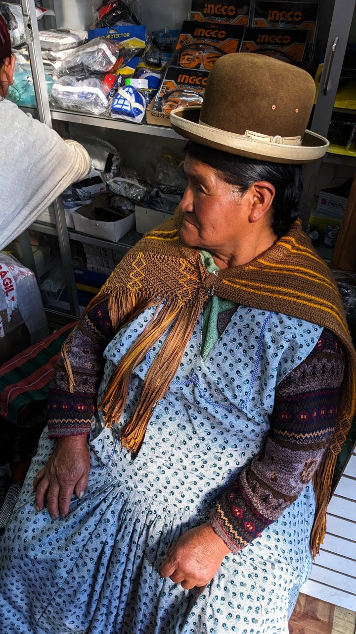 Боливийки в традиционной национальной одежде, октябрь 2023 г.  