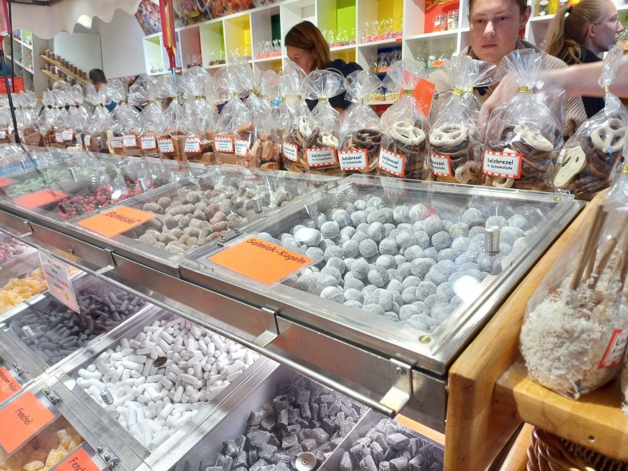 «Стеклянные» конфеты и музей виски в деревне: как в Германии магазины превращают в туристическую «экзотику»