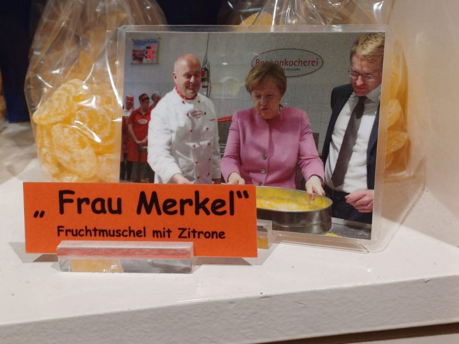 27.08.2023 г. Германия, Эккернферде. На фото Фрау Меркель делает конфеты.