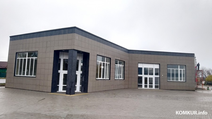 26.10.2023. Бобруйск, улица Парковая. Новый супермаркет готовится к открытию