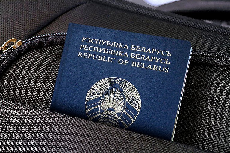 В Беларуси начали действовать новые правила выезда за рубеж на ПМЖ