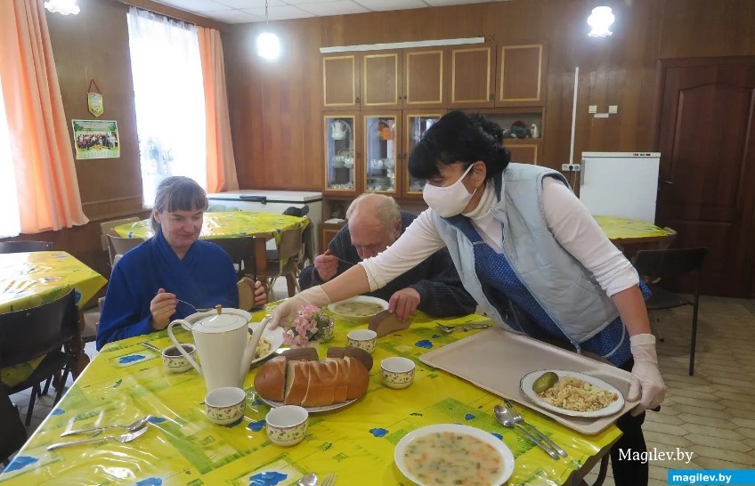 Осень 2023 г. Могилев, ул. Чехова, 10А. Бесплатный обед в благотворительной столовой «Табеи».