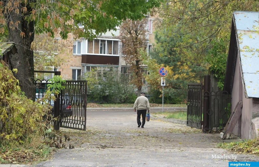 Осень 2023 г. Могилев, ул. Чехова, 10А. Посетитель благотворительной столовой «Табеи» уходит после обеда.
