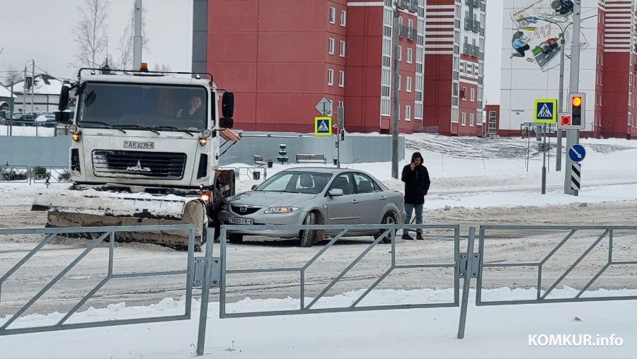 В Бобруйске на перекрестке столкнулись иномарка и МАЗ-снегоуборщик