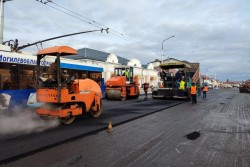 Погода – не помеха. В Бобруйске ремонтируют улицу Дзержинского с использованием «сезонного» асфальта