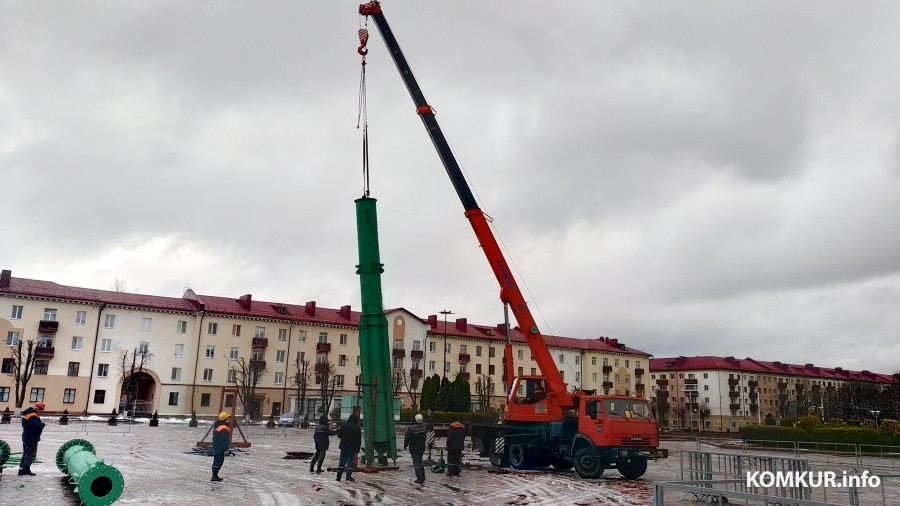 Главную елку Бобруйска уже устанавливают. Видео