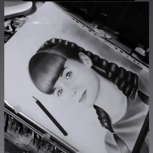 Портрет бобруйчанки, выполненный на заказ. Работа Виталия Вераса. Бумага, карандаш.
