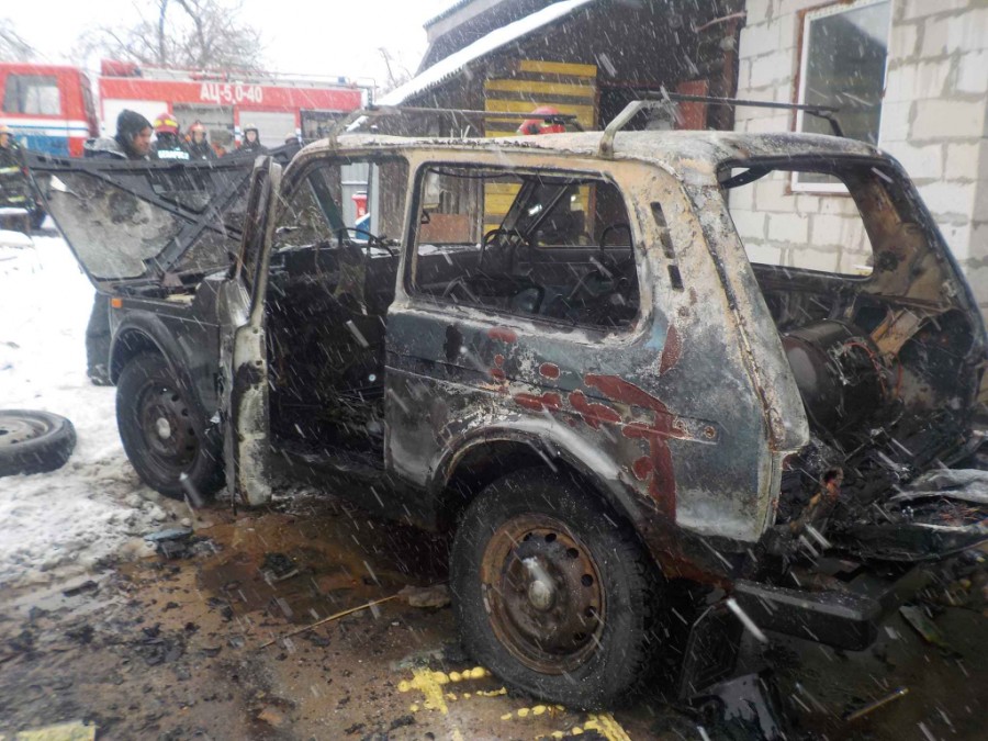 «Нива» в огне. В частном секторе Бобруйска горел автомобиль
