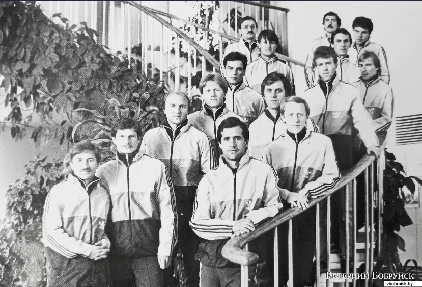 Александр Прокопенко (крайний справа в первом ряду) в составе могилевского «Днепра», 1986 г.