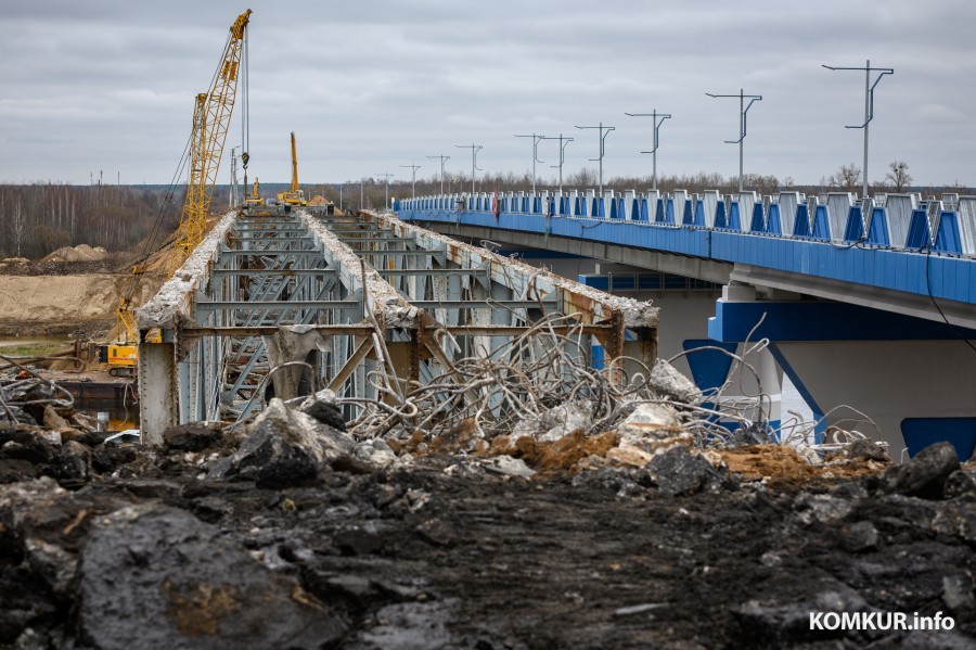 17.11.2023. Бобруйск. Демонтаж металлических конструкций старого титовского моста.