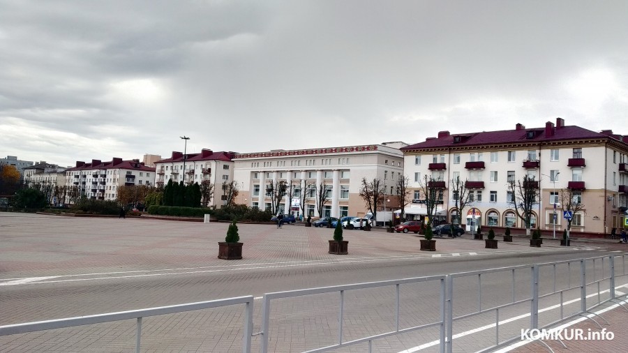 Октябрь 2023 года. Бобруйск, площадь Ленина. Универмаг без рекламной конструкции.