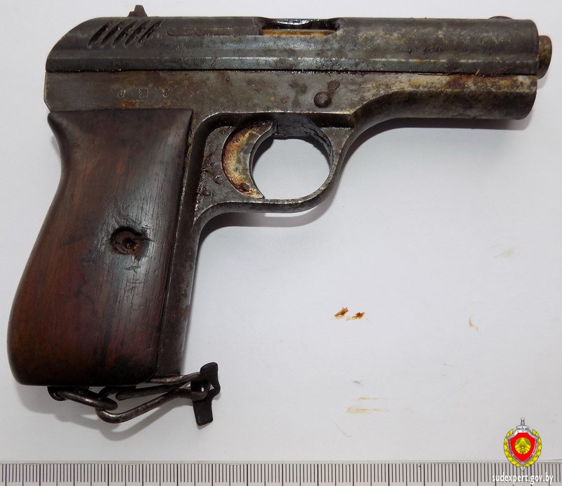 Раритетный пистолет нашел при ремонте дома житель Барановичей