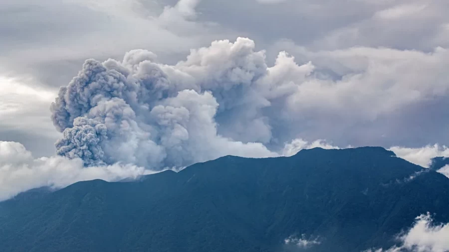 Извержение вулкана Марапи началось в Индонезии (видео)