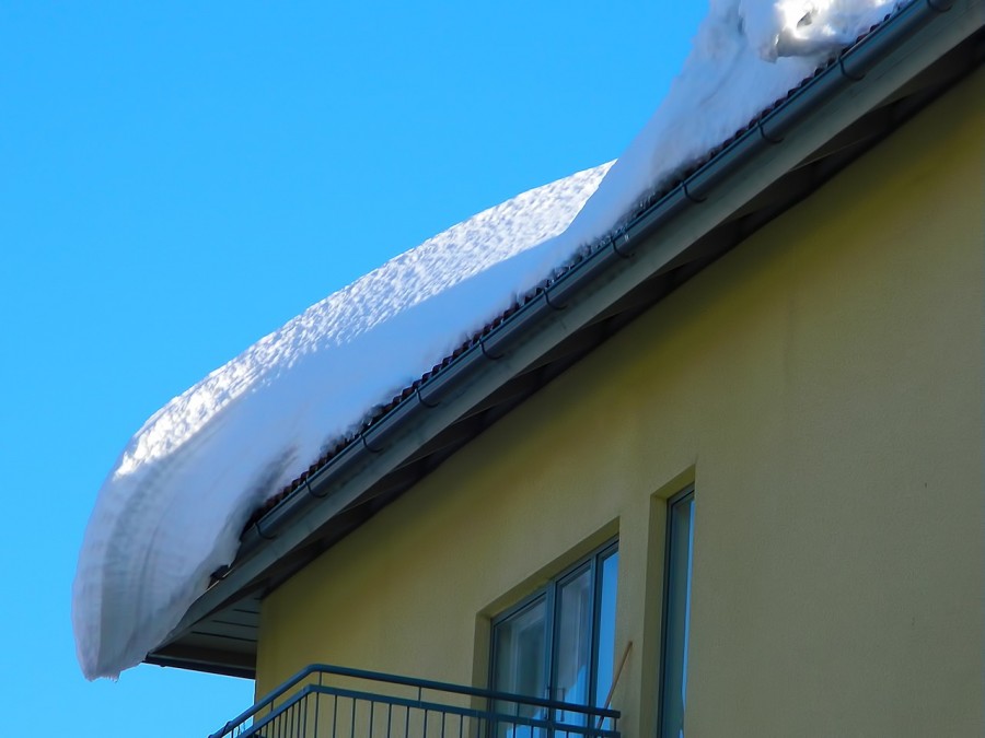 В Витебске с крыши дома обвалился снег. Погибла женщина