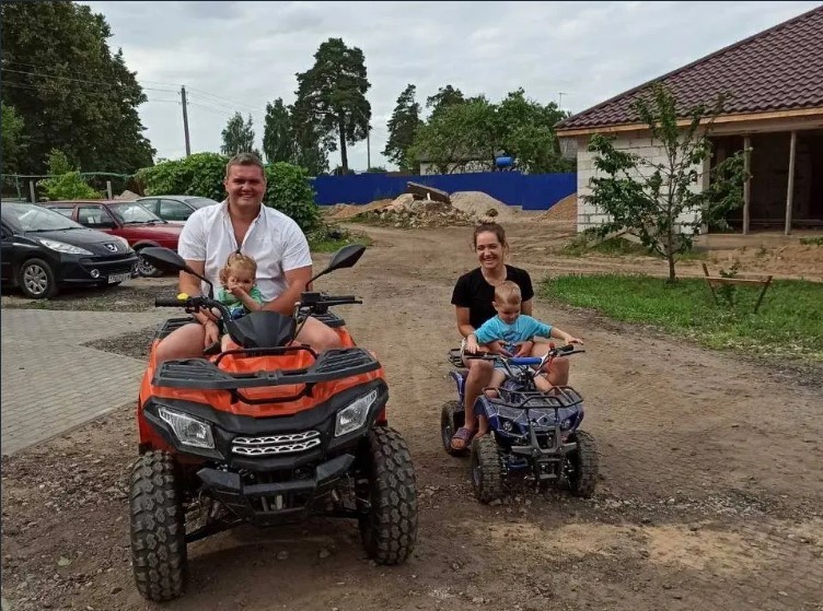Виталий и Алина Стальченко с детьми.