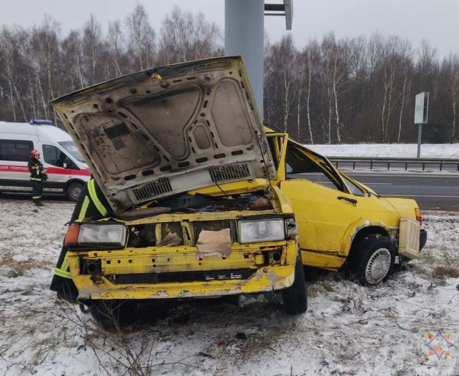 8 декабря 2023 года. На трассе М-6 в Гродненском районе автомобиль Audi съехал в кювет и врезался в столб рекламного щита. Фото: МЧС.