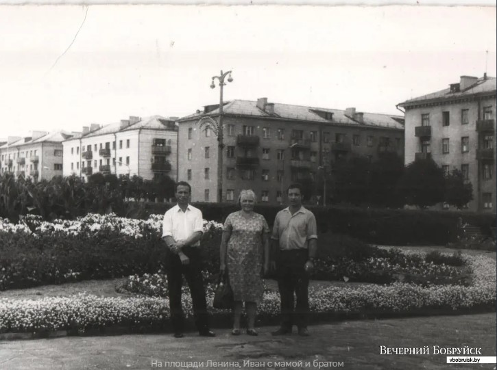 На площади Ленина, Иван с мамой и братом