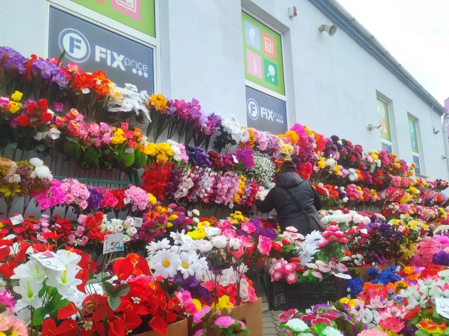 Продажа пластиковых цветов на рынке в Бобруйске, конец марта 2023.