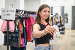 «Нашла оригинальную майку Adidas». В Бобруйске открылся новый секонд-хенд с европейскими брендами «Микс»