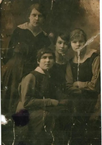 Фото 2. Старшие сестры Сони и Веры, на заднем плане – их одноклассница.