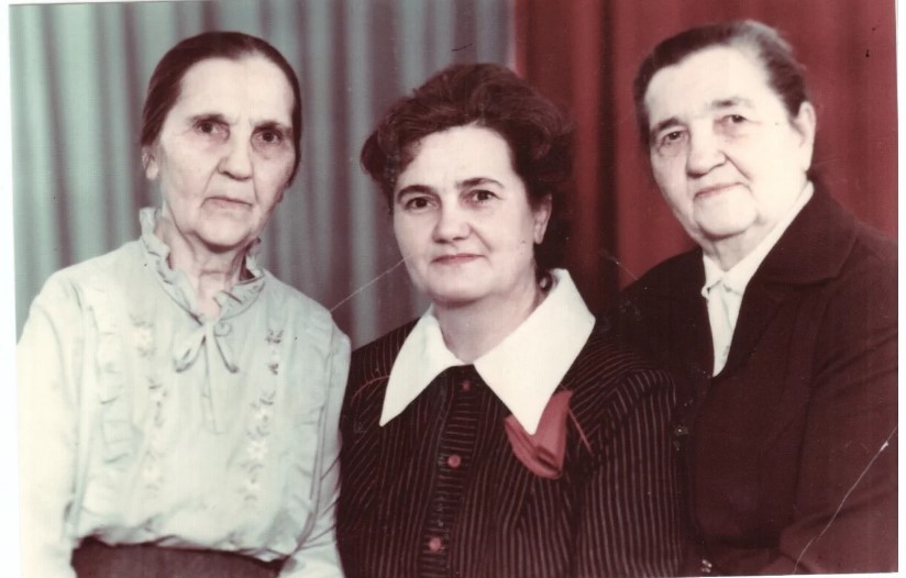 Фото 9. Соня слева, Вера с дочерью Соней справа. Фото сделано в 90-е годы.