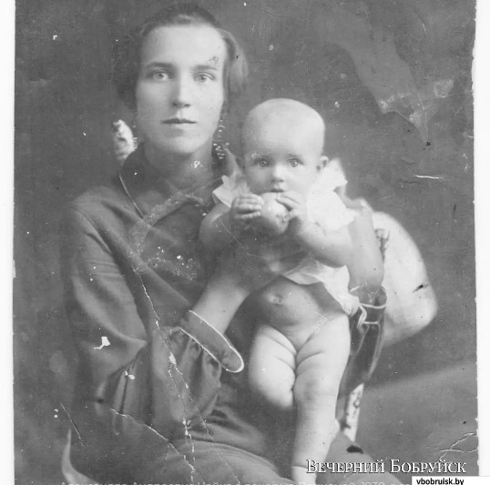 Александра Андреевна Чайка с дочерью Ленианой, 1930-е годы.