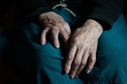 «Если бы не наши 90-летние бабушки, ремонт бы в доме не сделали». На что хватает денег семье в Могилевском районе