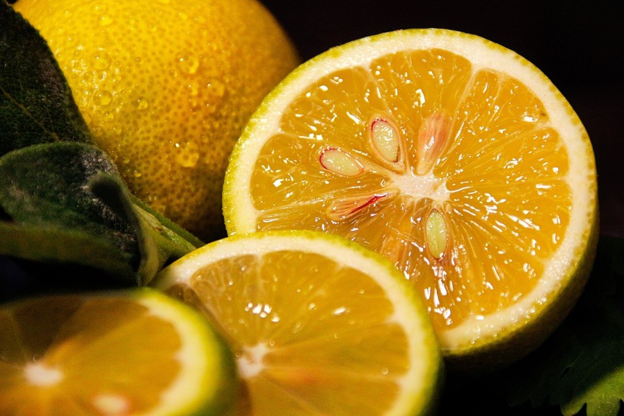 Для улучшения пищеварения – кусочек лимона или ферментный препарат. Фото: pixabay.com