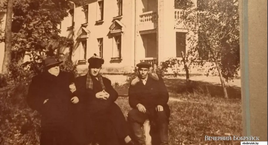 Санаторий им. Ленина, Бобруйск. Отдыхающие у корпуса №2, конец 1960-х. Фото из музея санатория.