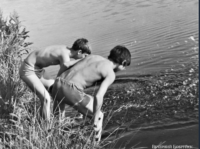 Вода вроде теплая. Женя и Саша Жолдак, Бобруйск, 1969 г.