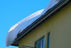 19 декабря снег со льдом упал с крыши на двух школьниц в Гомеле. Девочка в больнице