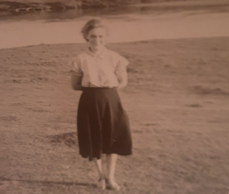 1950-е годы. Могилев, Подниколье. Наша собеседница в молодости предпочитала ходить пешком. Фото из ее личного архива.
