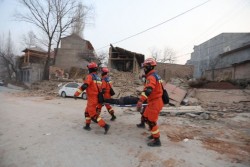 Землетрясение в Китае: более 100 погибших, спасатели ищут под завалами выживших