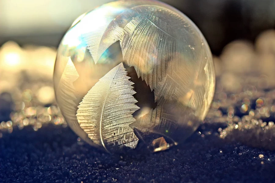 Если на улице не слишком морозно, попытайтесь посадить снежинку на пузырь - так вы сможете увидеть образование кристалликов.