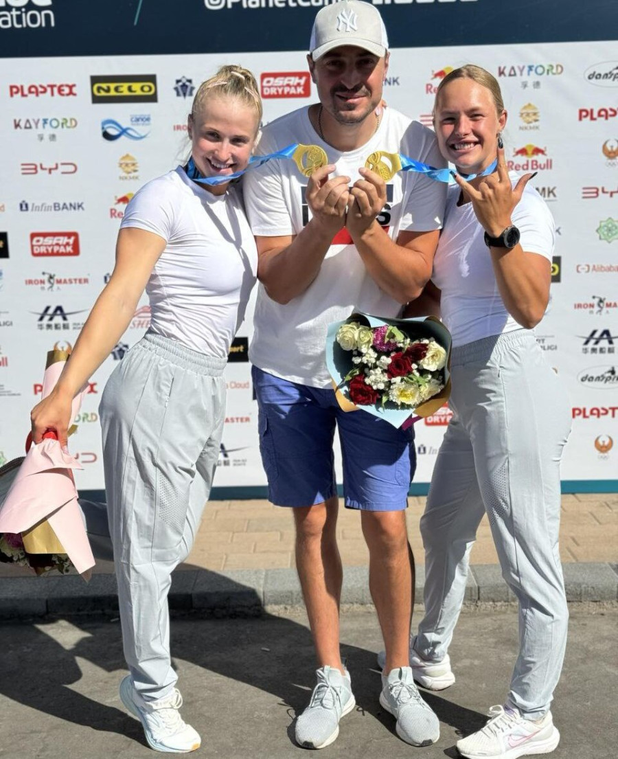 Чемпионат мира, Узбекистан 2024 год. Андрей Богданович с Юлией Трушкиной и Инной Неделькиной (чемпионки мира на с-2 200 м). Андрей является их тренером.