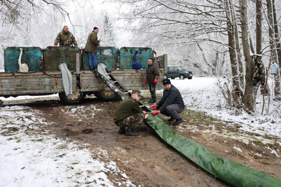Зарыбление водоемов Могилевской области. Фото ТК Могилевприрода. 