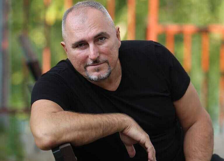 «Пока это демоверсия, ее исполняет нейросеть». Певец из Москвы рассказал о своей песне про Бобруйск 